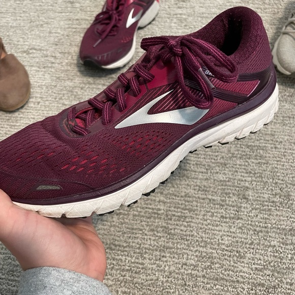 maroon brooks shoes